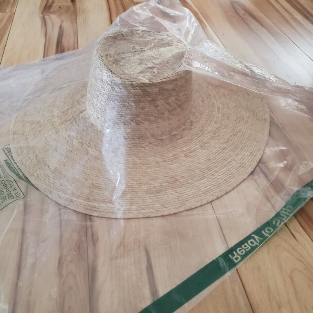 Lack of color wide boater hat